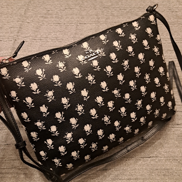 COACH AMERICANA FLORAL LARGE SWINGPACK CROSSBODY BAG IN BLACK / PARCHMENT - Picture 2 of 7